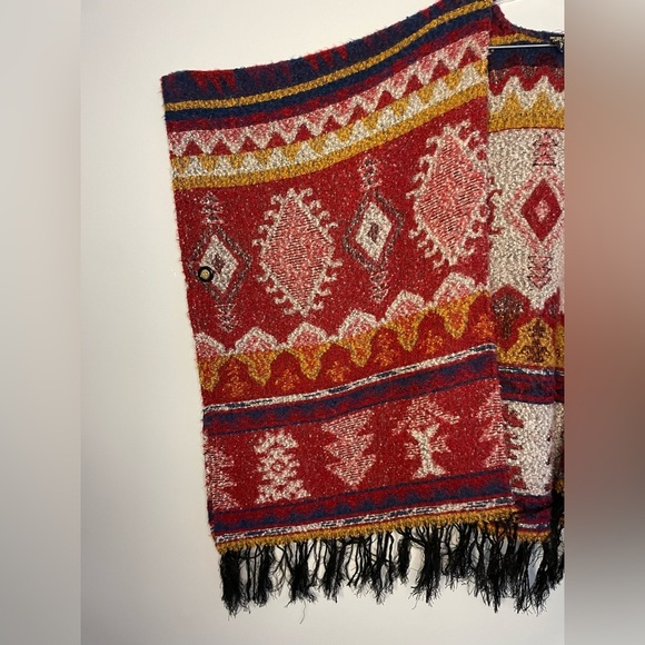 Forever 21 Women's Poncho Western Aztec Fringe Red Blue Gold White One Size EUC - Picture 13 of 16
